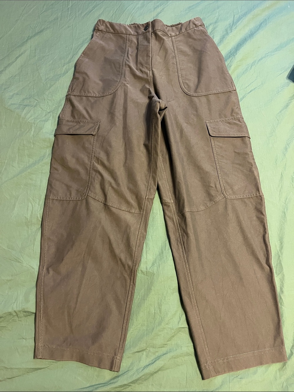 lululemon Women’s Cargo Pants in Green 28